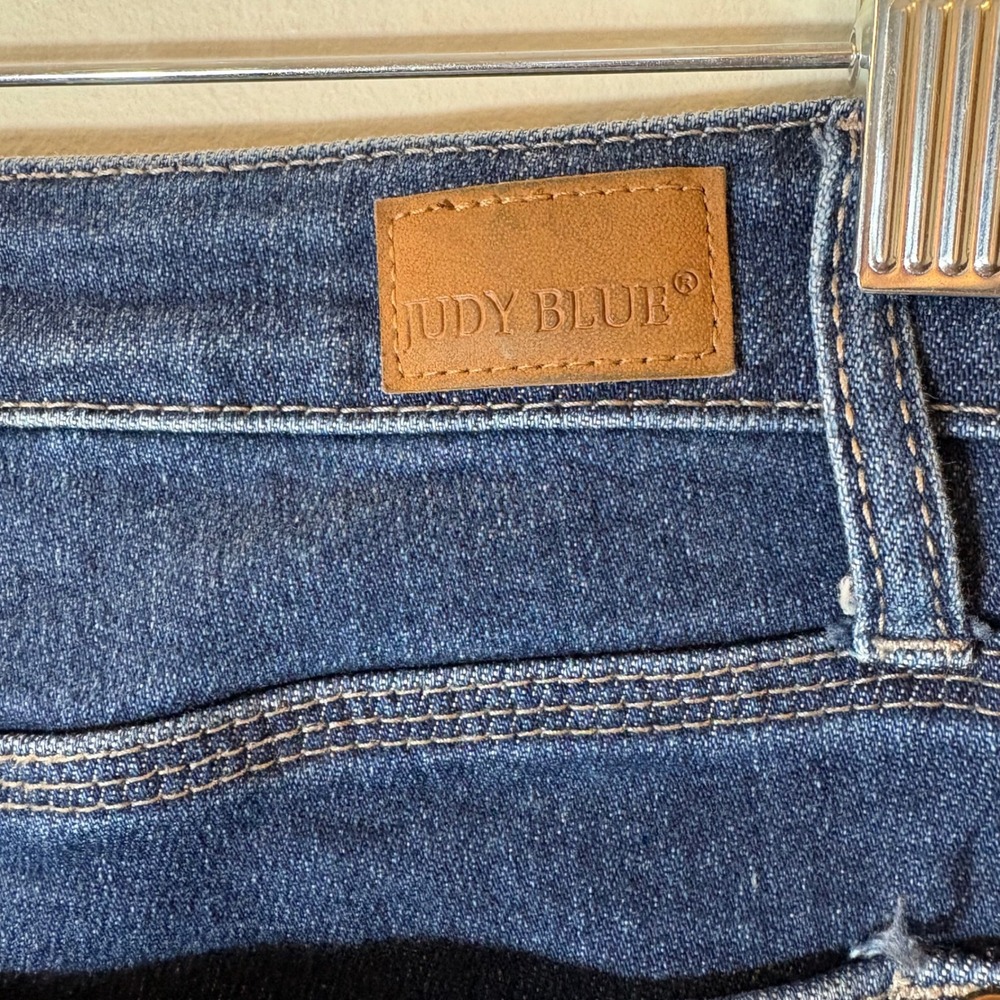 Judy Blue Cropped Straight Jeans Dark Wash Distressed Frayed Hem Size 13‎ 31 - Picture 6 of 10